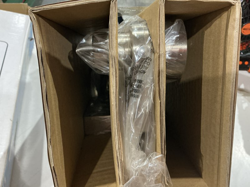 Condition photo showing Good Condition for kichler,led 3 -head decorative track light.