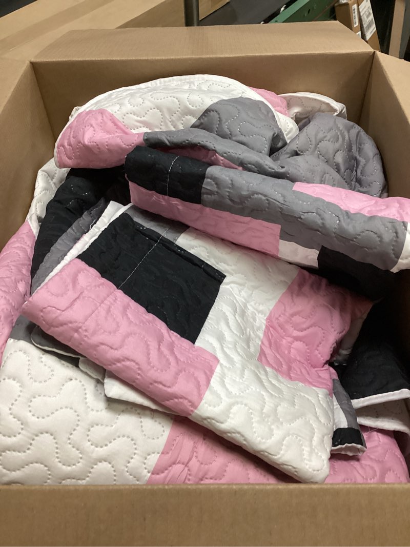 Condition photo showing Good Condition for 3 Piece Pink Grey Quilt Set Full/Queen Size Pink Gray White Geometric Reversible Bedding Set Microfiber Lightweight Bedspread Coverlet with 2 Shams Modern Bed Cover for All Season, 90''x96'' Pink Full/Queen