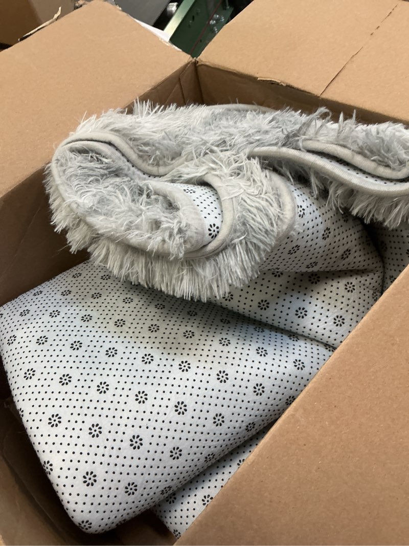 Condition photo showing Good Condition for Hutha 5x8 Large Area Rugs for Living Room, Super Soft Fluffy Modern Bedroom Rug, Tie-Dyed Light Grey