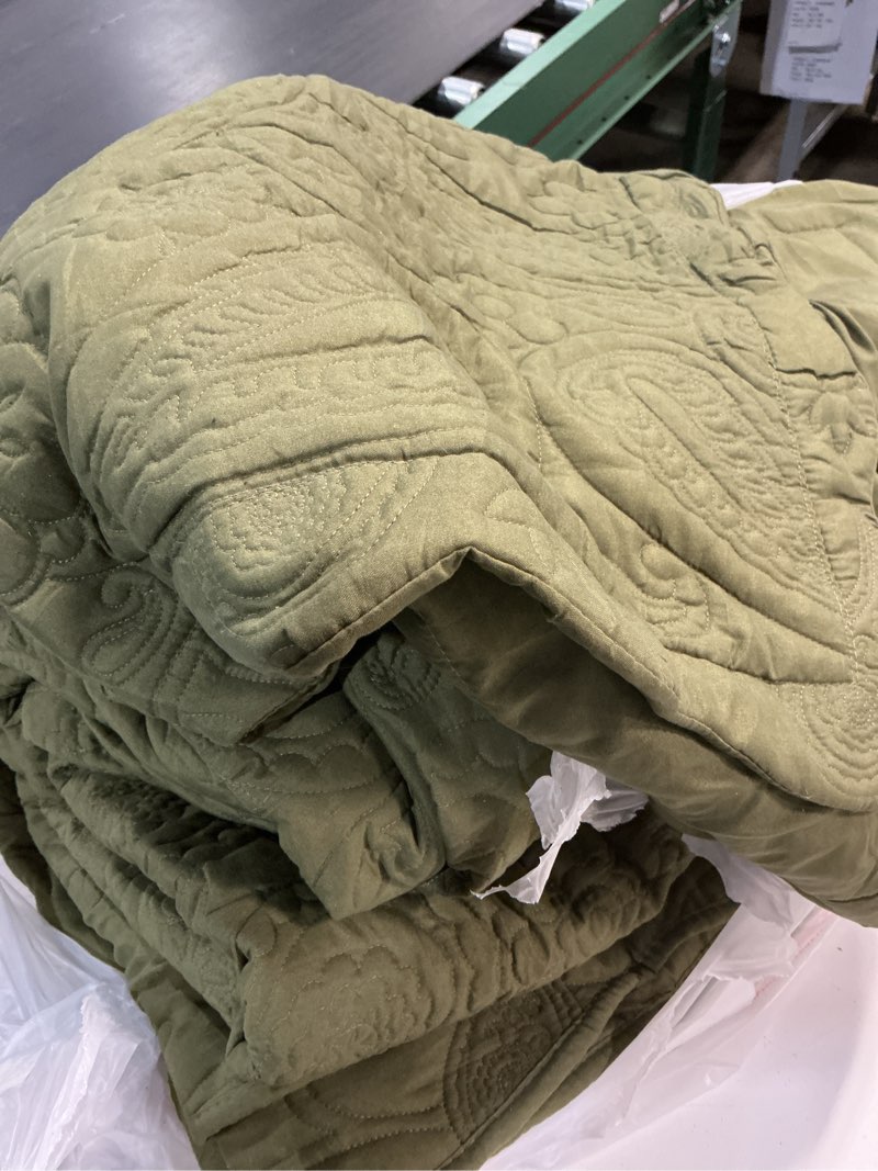 Condition photo showing As Is for evenhug oversized king quilt california king size lightweight bedding set reversible bedspread coverlets for all seasons 3 piece (olive green 120"x120") style4 olive green oversize king 120"x120"