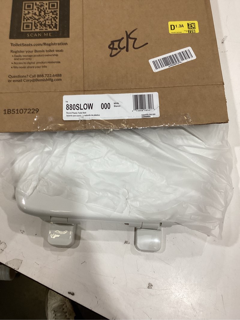 Condition photo showing Good Condition for mayfair caswell modern slow close toilet seat, easy clean hinges and durable plastic seat, made in usa, round, white round 1 seat