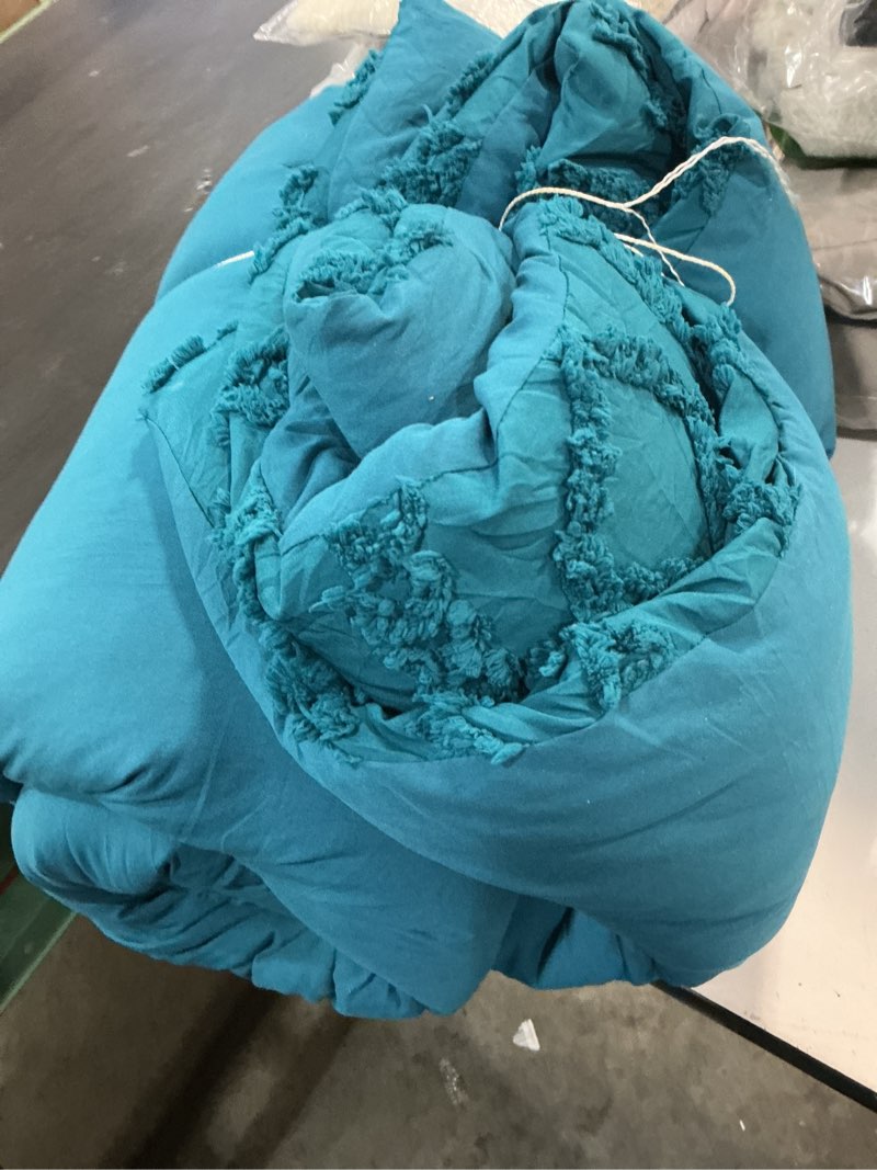 Condition photo showing Good Condition for bedsure tufted boho comforter set queen size - teal boho bed set, gentlesoft 3 pieces farmhouse shabby chic embroidery bedding, gifts for woman, soft jacquard queen comforter for all seasons queen 16 - teal - elegant