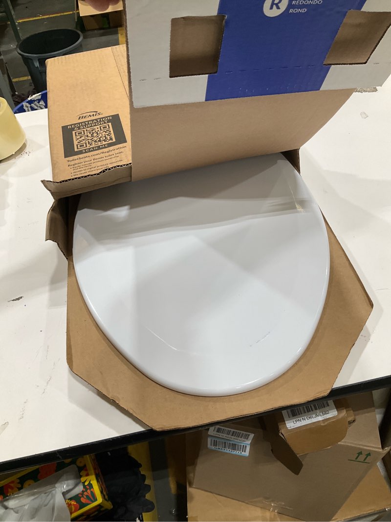 Condition photo showing Good Condition for bemis 1500ec 390 lift-off wood elongated toilet seat, cotton white (pack of 1) | durable enameled wood resists chipping & scratching, fits all standard elongated toilets, made in usa, 1500ec 390