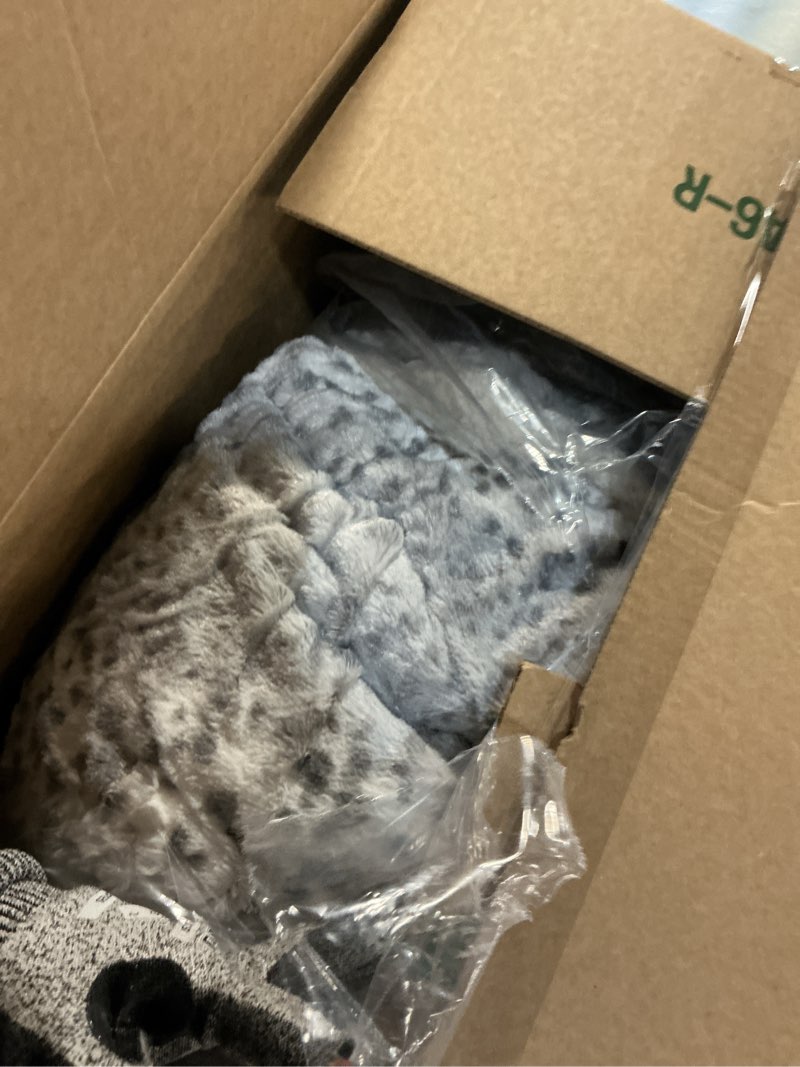 Condition photo showing Good Condition for bearhug electric blanket heated blanket full size 77"x 84" warm heating blanket gift reversible faux fur & sherpa 10 heating levels & 1-12h auto off, machine washable, over-heat protect, etl certified full 77"x 84" snow leopard