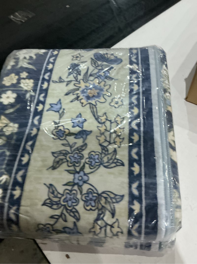 Condition photo showing Good Condition for softlife 4x6 washable area rug for living room, non-slip rugs for bedroom, small vintage indoor mat under dining table, oriental modern print carpets for kids, dark blue and green dark blue and green 4' x 6' (rectangular)