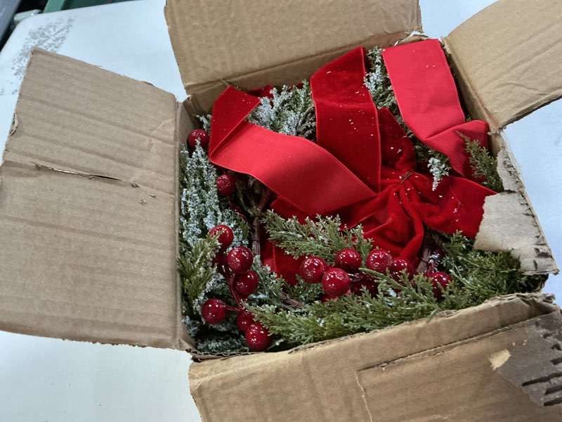 Condition photo showing Good Condition for 6 Pcs Christmas Wreath