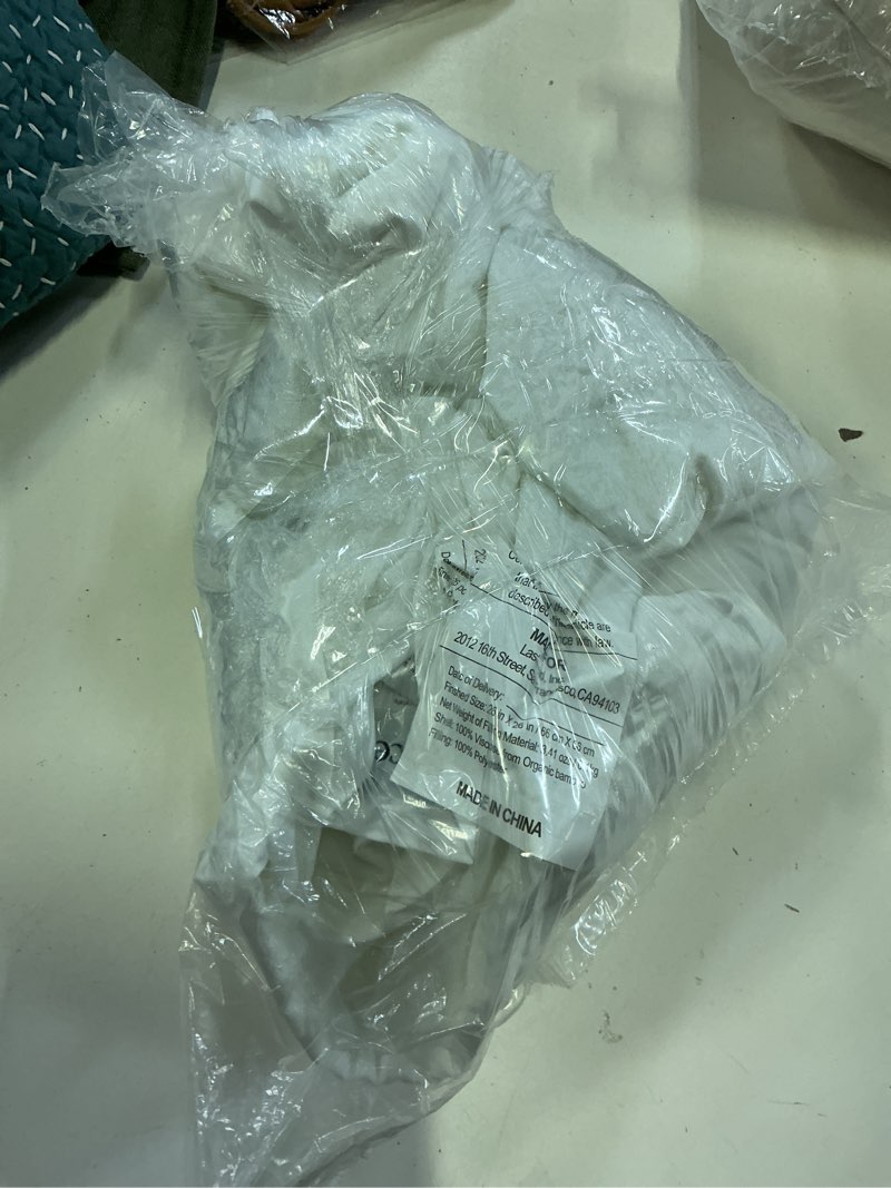 https://lotting-media.assets.bidfta.com/lotting_b2cc79db-8c1c-40ec-b3ea-49e4ff64f64e