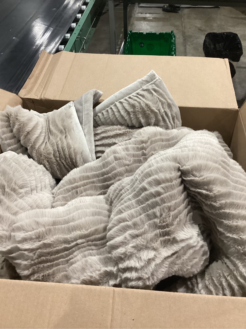 Condition photo showing Good Condition for EVERGRACEHOME Ultra Soft Faux Fur Throw Blanket for Couch, Luxury Sculpted Texture Faux Rabbit Fur Blanket for Bed, Fluffy Thick Plush Warm Fuzzy Throw, 920GSM (Taupe, 60''x80'') Taupe 60''x80''