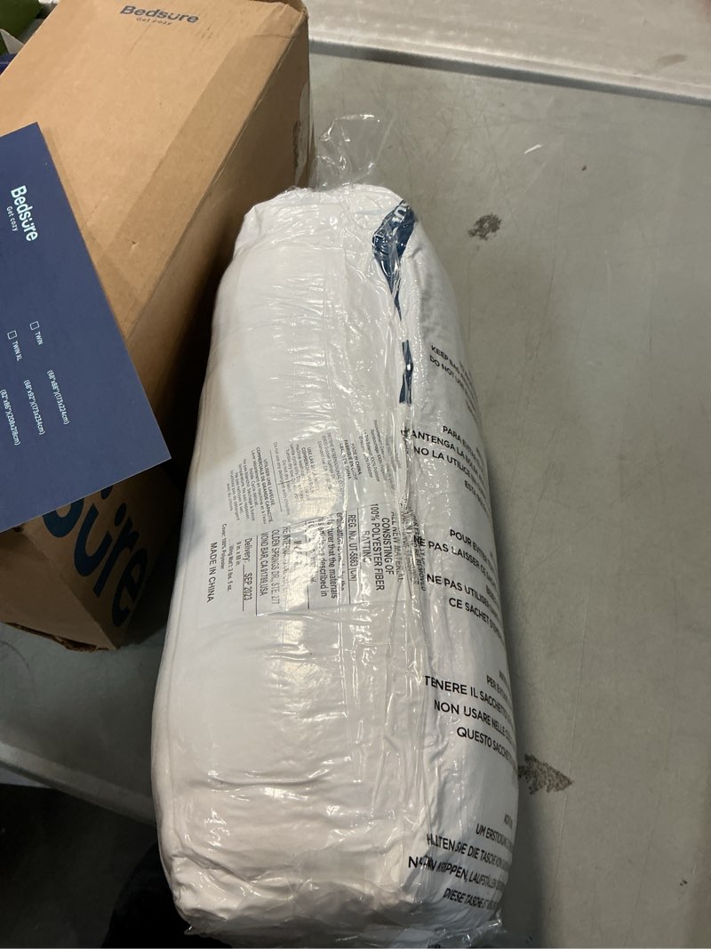 Condition photo showing Good Condition for (Similar to stock photo) Bedsure Comforter Set Queen Size - Cotton Fabric with Microfiber Inner Fill, White Soft Bed Set for All Seasons, 3 Pieces, 1 Comforter (90\" x 90\") and 2 Pillow Cases (20\" x 26\")