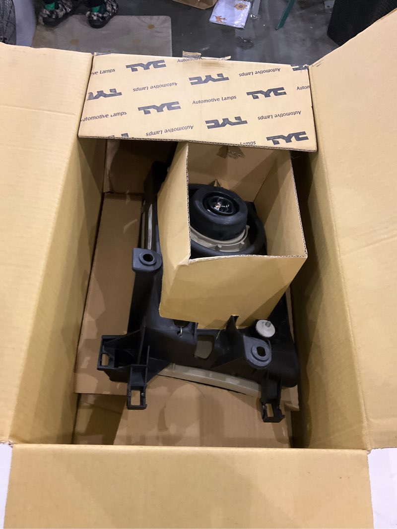 Condition photo showing New/Like New for TYC 20-5652-00 Toyota 4 Runner Driver Side Headlight Assembly