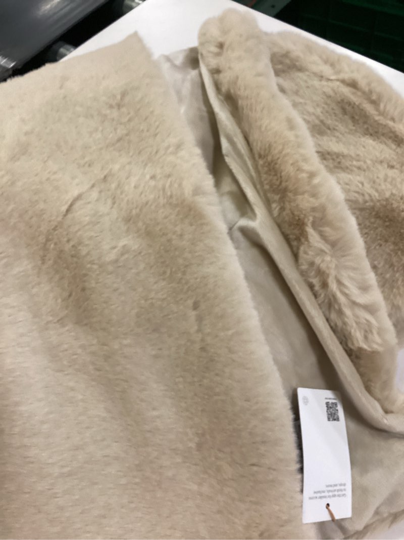 Condition photo showing Good Condition for luxury faux fur throw, 50x60, champagne