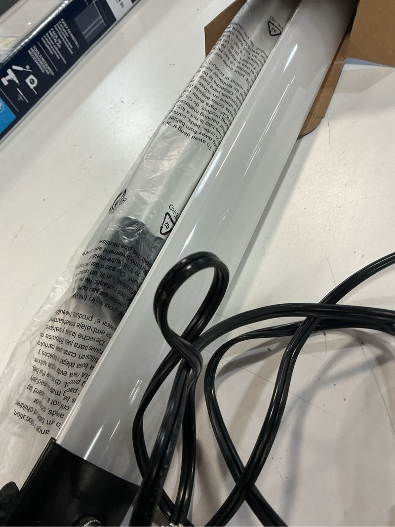 Condition photo showing Good Condition for utilitech 4-ft 4000-lumen white led linear garage shop light (2-pack)