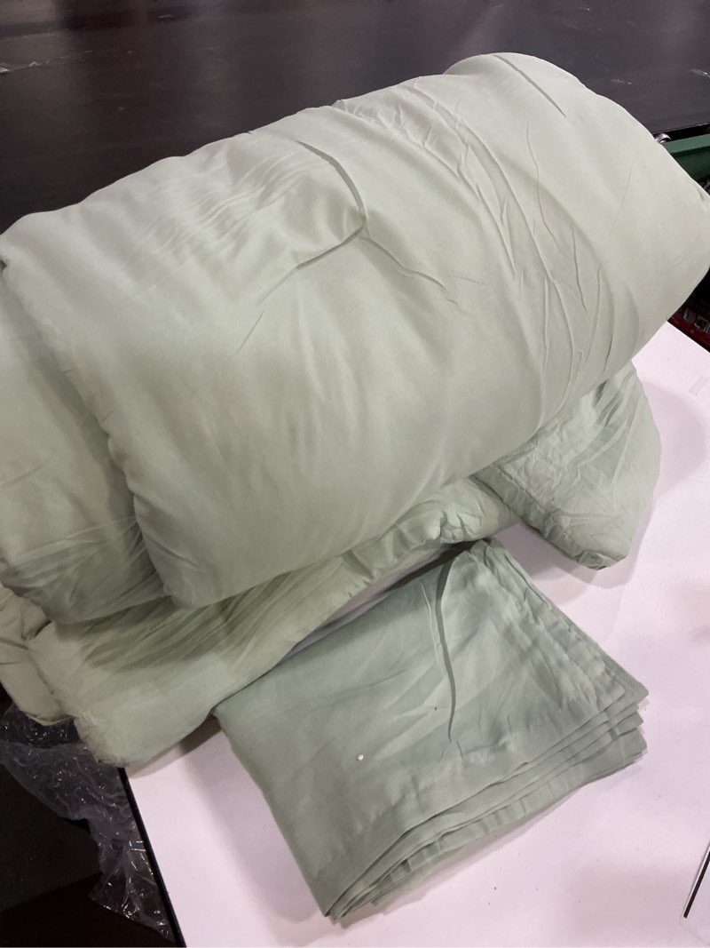 Condition photo showing Good Condition for Litanika Queen Comforter Set Sage Green, 3 Pieces Lightweight Comforters Queen Size Solid Bedding Comforters Sets, Down Alternative Comforter Bed Set Quilt Blanket Sage Green Queen