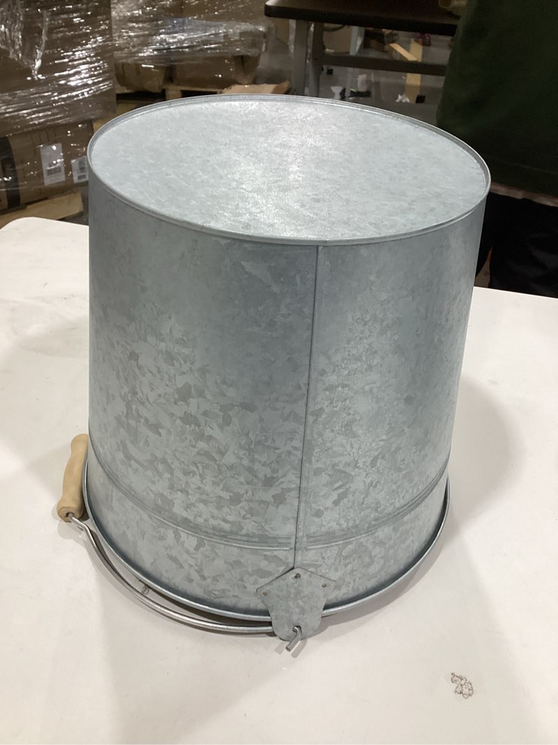 Condition photo showing As Is for 8 quart metal pans