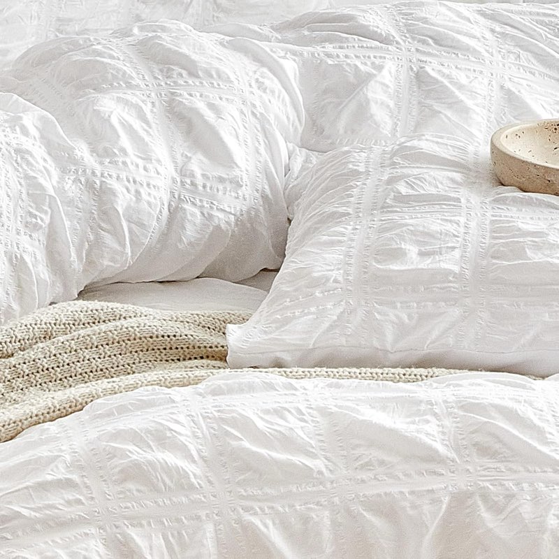 WARMDERN Seersucker Duvet Cover Set King Size, Grid Pattern Textured White Duvet Cover, 3pcs Soft Breathable Microfiber Bedding Duvet Cover Set with Zipper Closure & Corner Ties(White, Similar