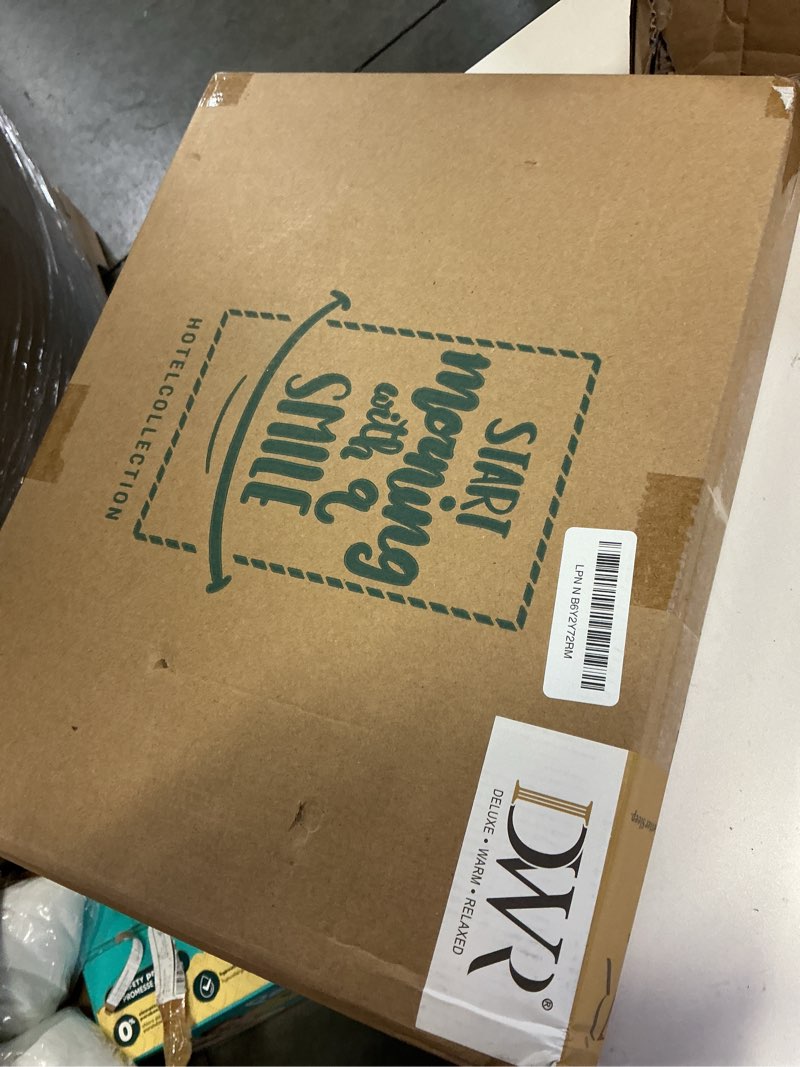 Condition photo showing New/Like New for dwr 100% cotton fabric covered down alternative comforter| lightweight, twin (68x88) lightweight twin white