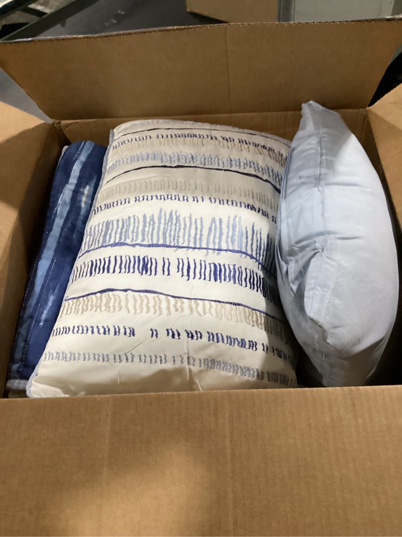 Condition photo showing Good Condition for Madison Park Quilt Set Cottage Coastal Design, 6 Piece Set - All Season, Coverlet Bedspread Lightweight Bedding Layer, Shams, Toss Pillows, Full/Queen(90"x90"), Blue/White Blue/White Full/Queen(90 in x 90 in)