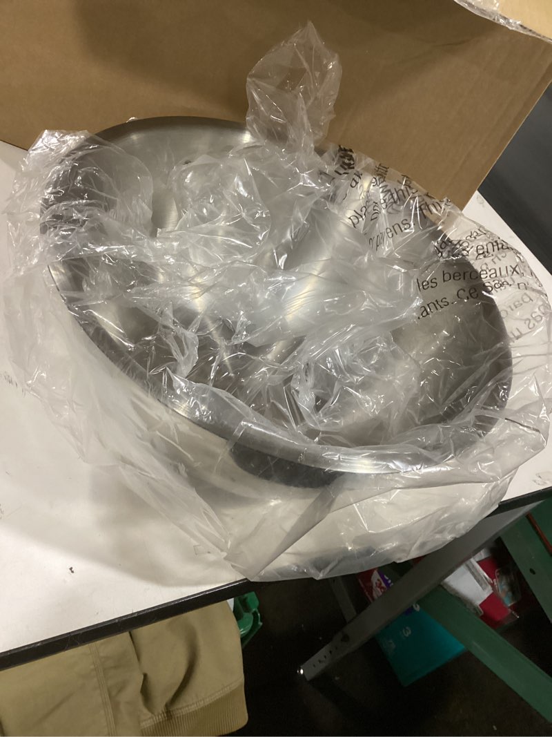 Condition photo showing Good Condition for 10.75 qt stainless steel mixing bowl 