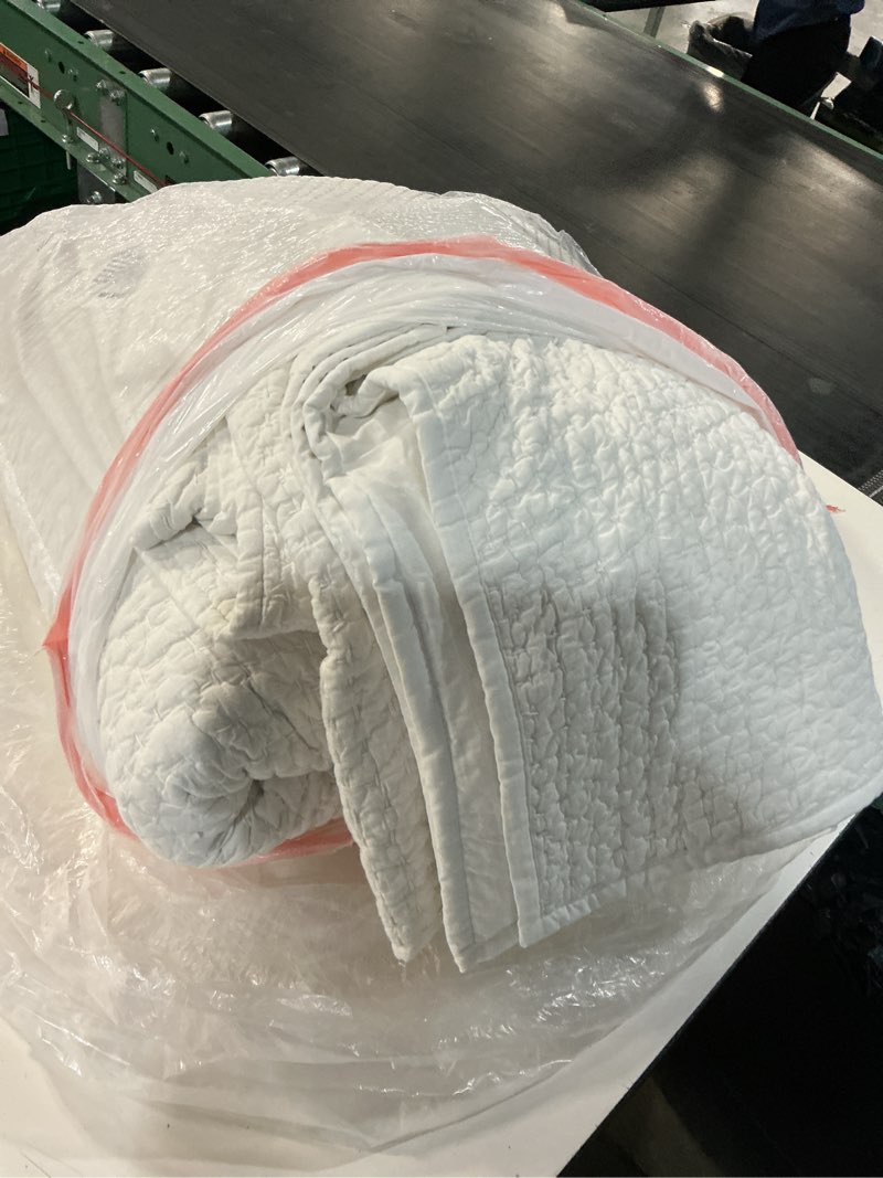 Condition photo showing As Is for organic cotton hand stitched quilt set, king/cal king, white