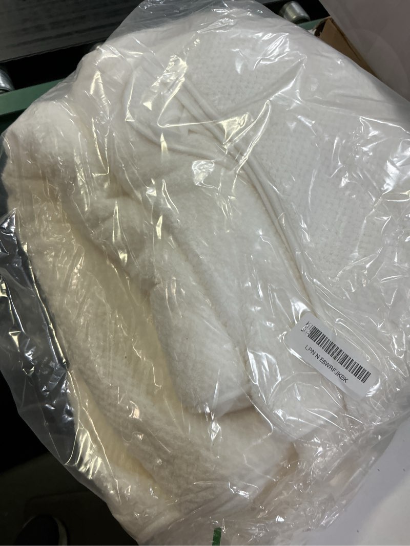 Condition photo showing Good Condition for redkiss ultra soft 6 piece towel set, premium white towels for bathroom, highly absorbent, quick dry, lightweight bath towels set collection, includes 2 bath sheets, 2 hand towels, 2 washcloths white bath towel set of 6