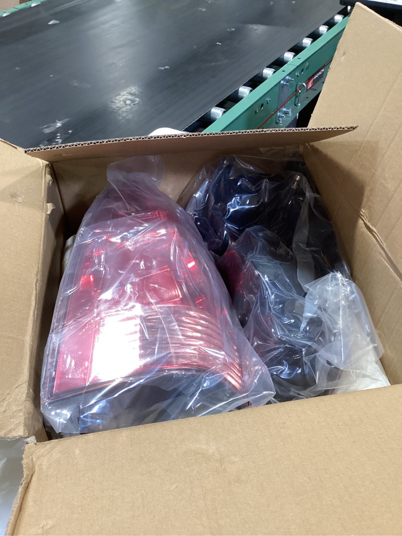 Condition photo showing Good Condition for labwork halogen tail light lamp assembly right and left side rear tail brake lamp replacement for toyota tacoma 2005-2015