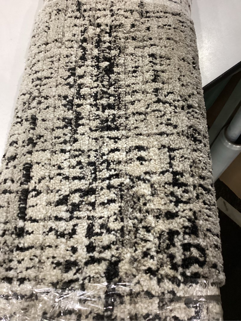 Condition photo showing Good Condition for Loloi Darby Collection DAR-02 Oatmeal/Charcoal 5'-3" x 7'-6" Area Rug Oatmeal / Charcoal 5'3" x 7'6" (Rectangular)