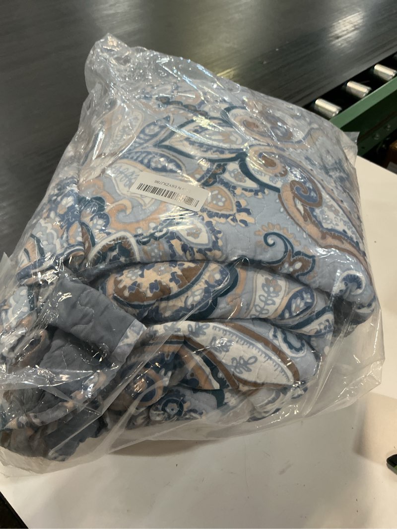 Condition photo showing Good Condition for etwel king size quilt set, crown grey king quilt 3 pieces, lightweight cotton bedspread, soft bedding set for all season, reversible coverlet bedding set, king size 106"x98"