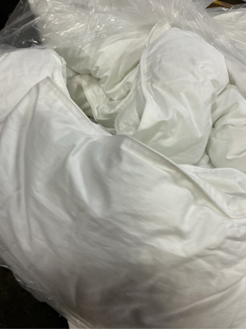 Condition photo showing Good Condition for premium down alternative comforter, king/cal king, white
