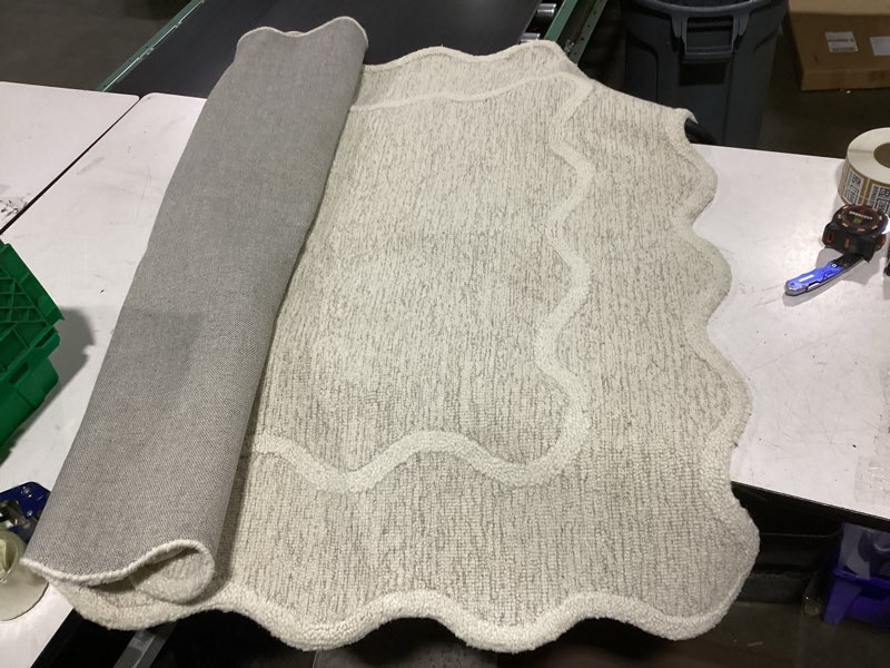 Condition photo showing Good Condition for my texas house stella ivory scallop wool indoor area rug, 24" x 36"