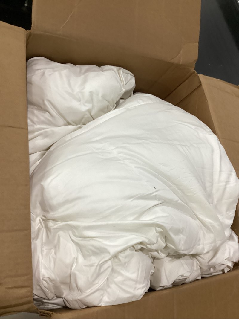 Condition photo showing New/Like New for Globon Ultra-Soft Down Feather Comforter Queen Size,Luxurious Fluffy Hotel Collection Duvet Insert for All Season,Noiseless Shell,700 Filling Power,Medium Weight with Corner Tabs, White… White-all Season Queen 90x90
