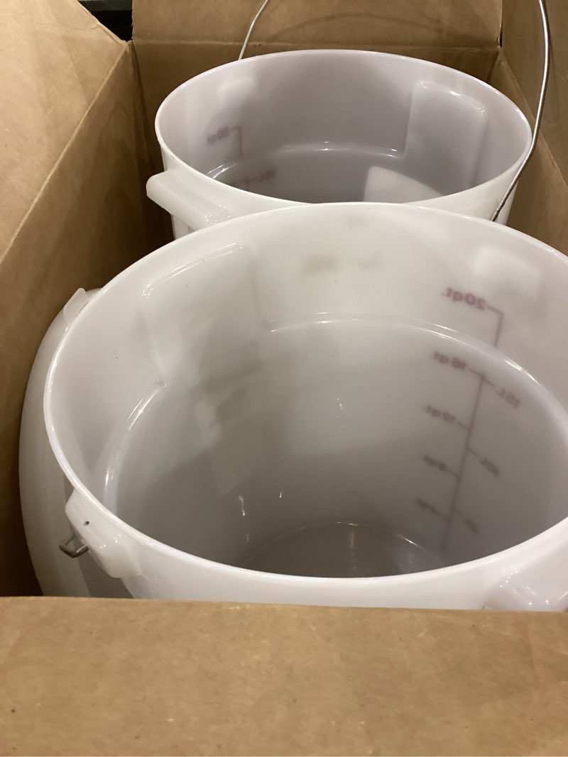 Condition photo showing Good Condition for Cambro DSPR6148 SIX-GALLON (22,7 L) BEVERAGE DISPENSER, White, 22 Quart Case of 2