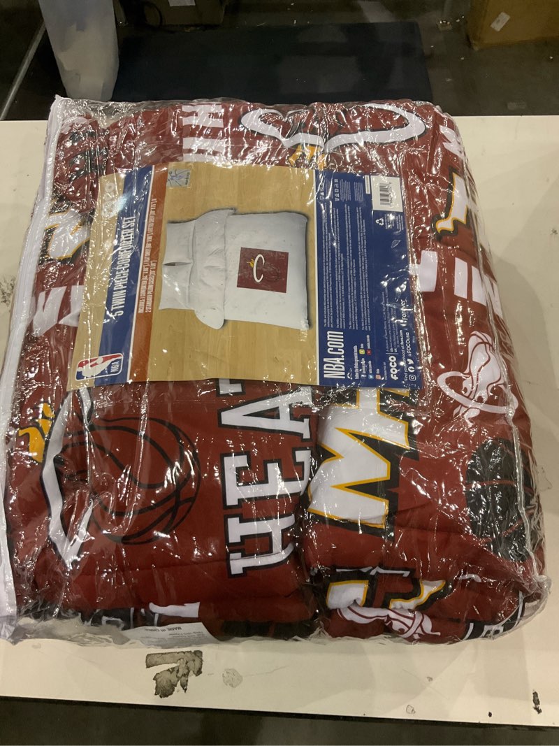 Condition photo showing New/Like New for FOCO Unisex-Adult NBA Team Logo Bed in a Bag Comforter, Sheets, Pillow Cases Bedding 5-Piece Set Miami Heat Tw"