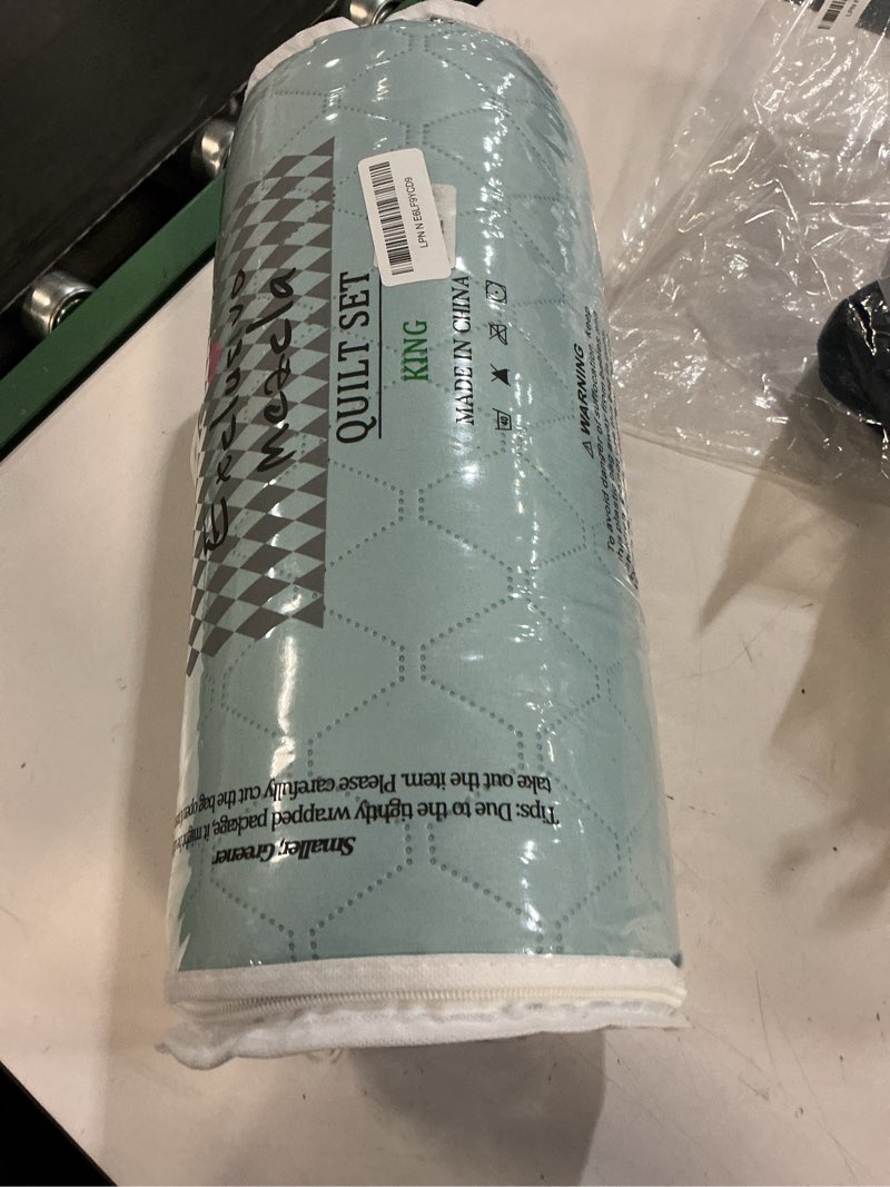 Condition photo showing New/Like New for exclusivo mezcla reversible king size quilt bedding set with pillow shams, lightweight quilts king size, soft bedspreads bed coverlets for all seasons - (light blue, 104"x96") light blue king