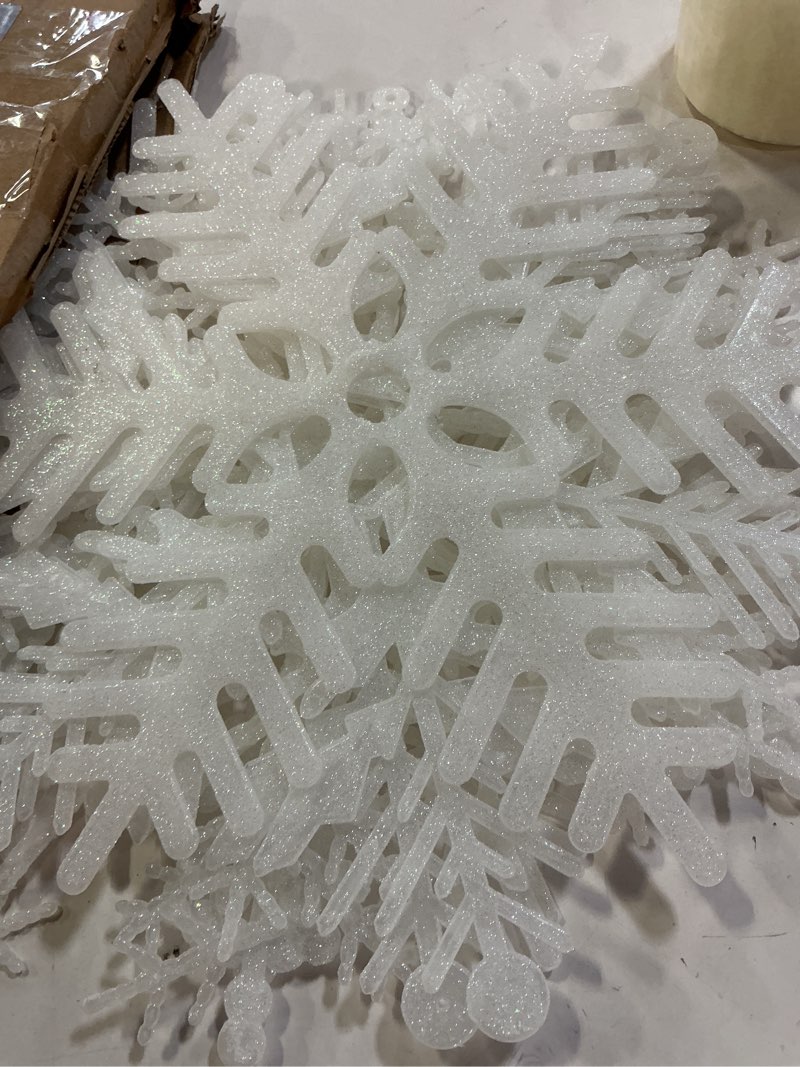 Condition photo showing Good Condition for XmasExp 150mm/6inch Large Glitter Snowflake Ornaments Set Christmas Tree Hanging Plastic Decoration for Xmas Party Wedding Anniversary Window Door Home Accessories (20pcs,Silver) Silver 6"/15cm