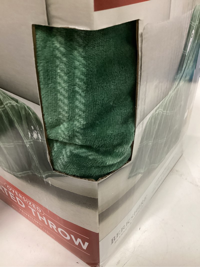 Condition photo showing Good Condition for oversized heated throw blanket green