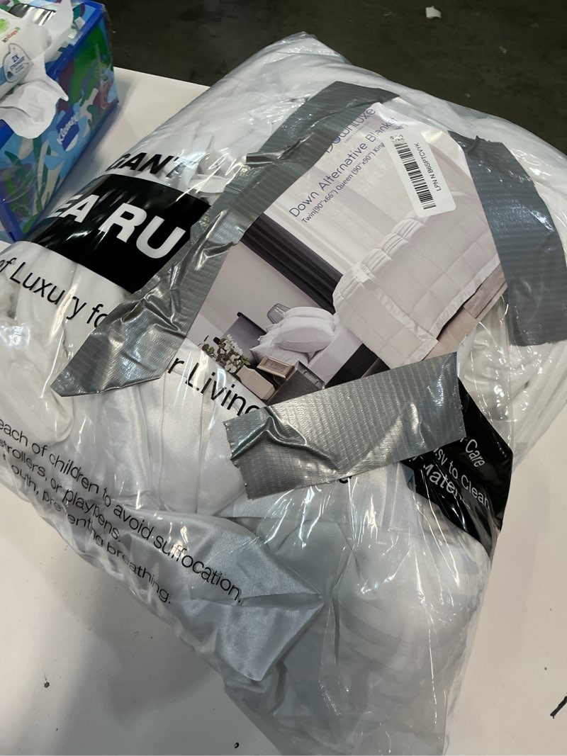 Condition photo showing Good Condition for downluxe king size blanket with satin trim, lightweight down alternative king blanket for all season, machine washable (white, 108 x 90 inch) white king