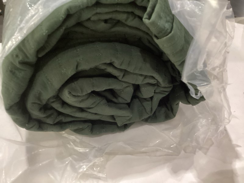 Condition photo showing As Is for wrensonge king size quilt-3 pieces lightweight bedspreads olive green king quilt bedding set for all seasons, soft summer coverlet with 2 pillow shams suitable for bed, couch, quilt blanket olive green king(106" x 94”)