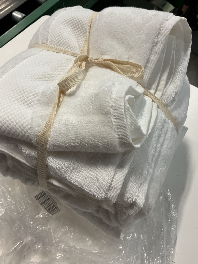 Condition photo showing Good Condition for turkish ultra plush bath sheet (set of 2) 70x35”