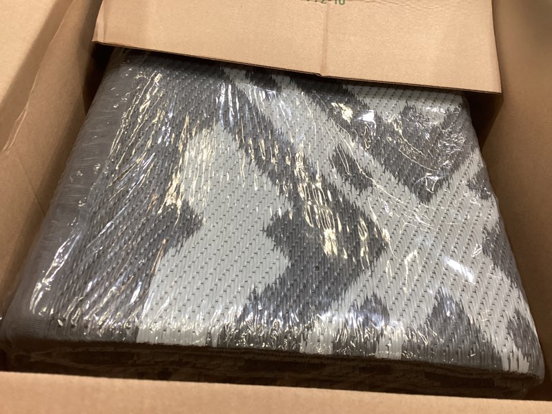 Condition photo showing Good Condition for waterproof outdoor rug 8x10 ft, reversible plastic straw rug, easy to clean patio rug, portable carpet for patio, rv, deck, balcony, backyard, picnic, beach, square dashed, gray