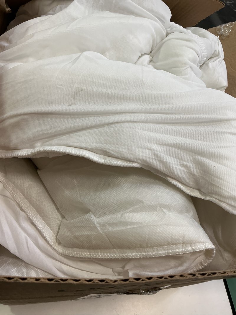 Condition photo showing Good Condition for Utopia Bedding Quilted Fitted Mattress Pad, Queen Size, Elastic Fitted Mattress Topper Protector and Cover with Deep Pocket Stretches up to 16 Inches, Machine Washable (White) White Queen (Pack of 1)