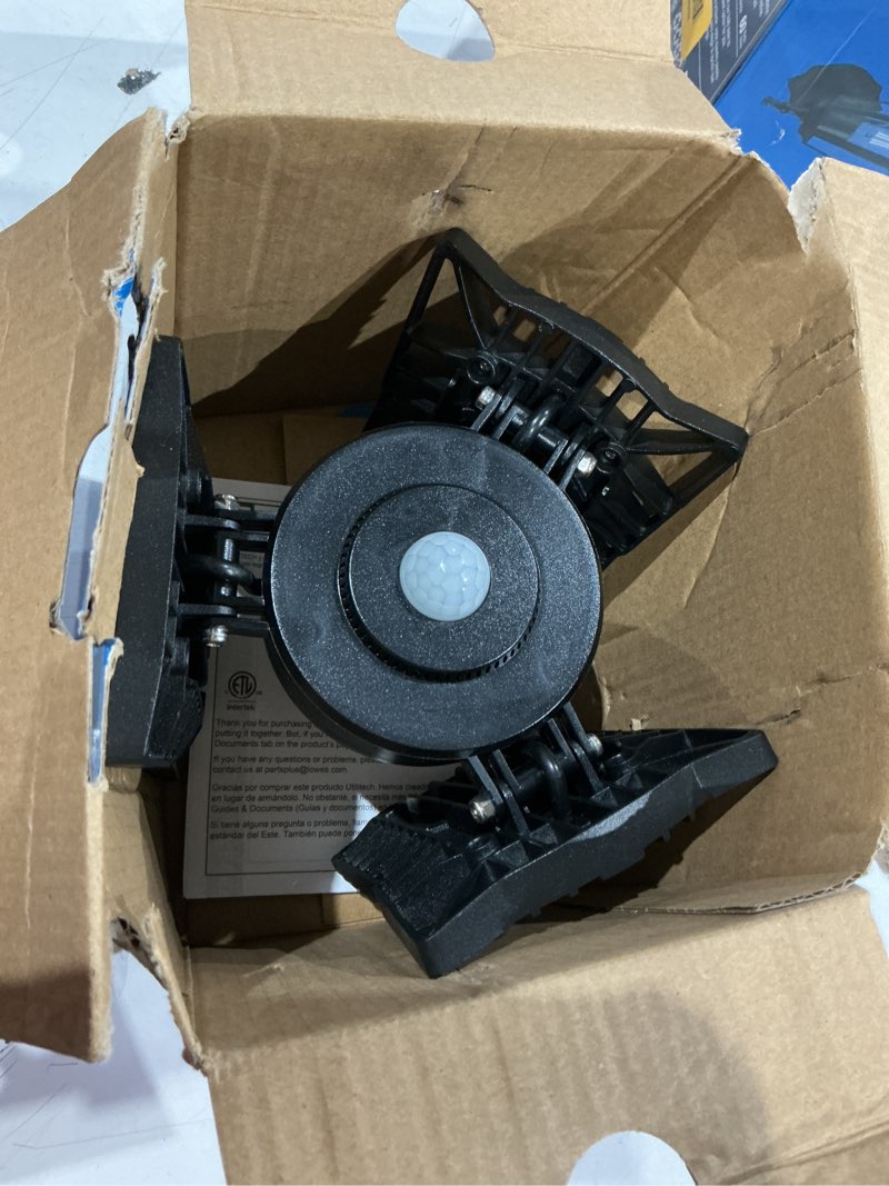 Condition photo showing Good Condition for utilitech 1-ft 8000-lumen black 3-light led diffuser garage shop light