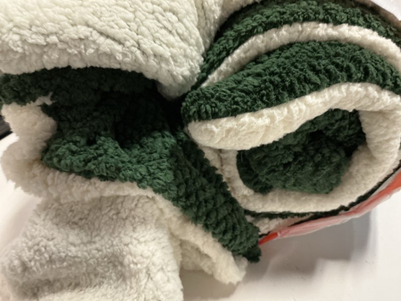 Condition photo showing As Is for 3D Jacquard Design Comforter Set, Ultra-Soft Warm King Size Sherpa Fur Plush 3-Pieces Sets Luxury Cozy Bedding with 2 Pillowcases (104"x90", Dark Green) Dark Green King(104"x90")