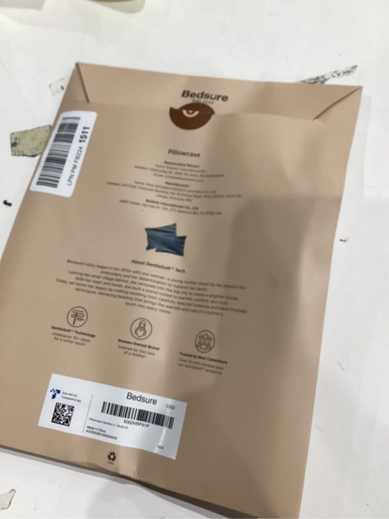 Condition photo showing Good Condition for Bedsure Pillow Cases Queen, Cooling Pillow Cases, Rayon Derived from Bamboo Queen Pillowcases Set of 2, Silky Soft & Breathable Bedding Pillow Covers with Envelope Closure, Navy Blue, 20x30 Inches 03 - Navy Queen (20" x 30")