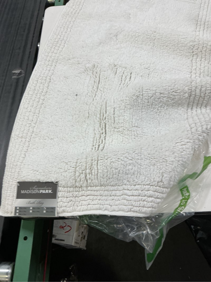 Condition photo showing Good Condition for madison park splendor reversible 100% cotton tufted bathroom rug-3000 gsm hotel quality luxurious plush medium pile bath mat absorbent, quick dry, shower room décor, 21x34, white white 1'9" x 2'10" (rectangular)
