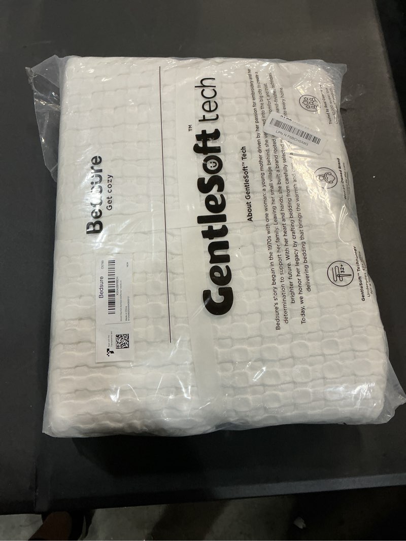 Condition photo showing New/Like New for bedsure cooling cotton waffle oversized king blanket - lightweight breathable blankets rayon derived from bamboo for hot sleepers, luxury throws for bed and sofa, ivory, 120x96 inches ivory oversized king (120" x 96")