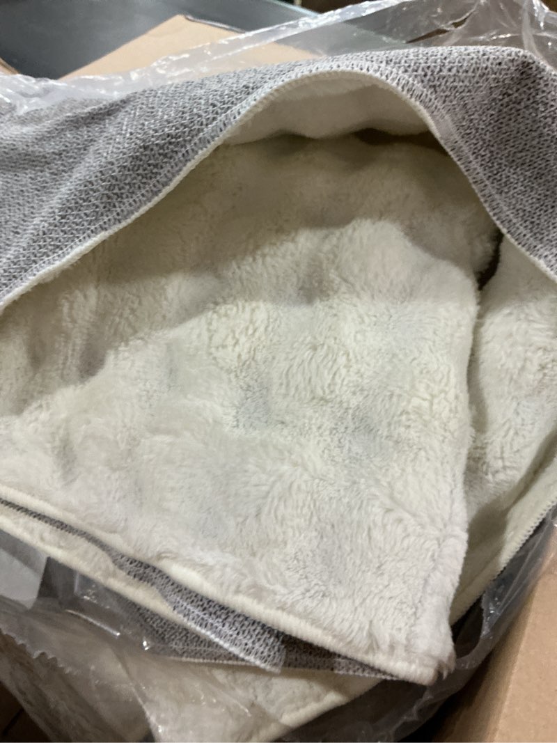 Condition photo showing New/Like New for Bedsure 6x9 Fluffy Area Rugs for Living Room, Machine Washable Rugs, Non-Slip Backing, Non-Shedding, Pet Friendly Throw Rug for Bedroom Dining Room, Coconut White 6'x9' 01 - Coconut White