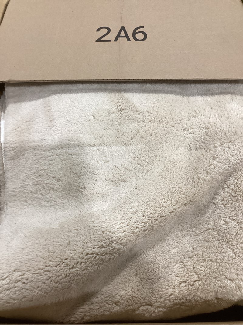 Condition photo showing Good Condition for Ashler Faux Fur Rug, Ultra Soft Faux Rabbit Fur, Black Area Rugs, 4 x 6 Feet Rectangle, Machine Washable Nursery Decor Throw Rugs for Bedroom, Kids Room, Living Room 4 x 6 ft Black