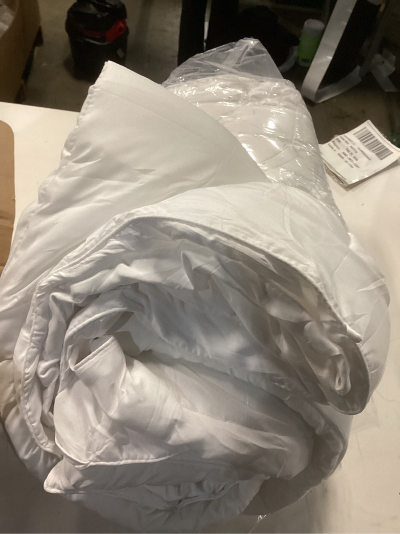 Condition photo showing Good Condition for Serta Goose Feather Down Fiber Cotton Comforter Queen Size - 100% Cotton Duvet Insert - Hotel Luxury Hypoallergenic Bedding Comforter All Season Medium Warmth 90 x 90 Inch White Full/Queen All Season