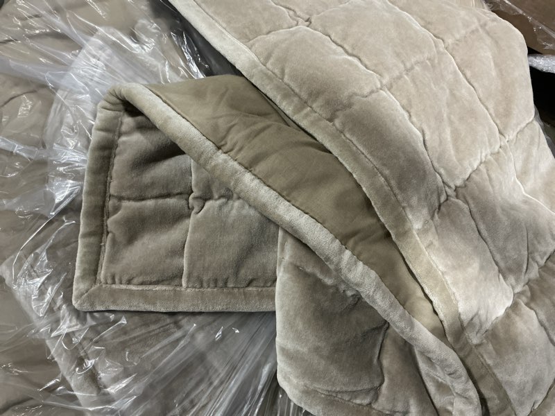 Condition photo showing Good Condition for cotton velvet box quilt set, full/queen, beige
