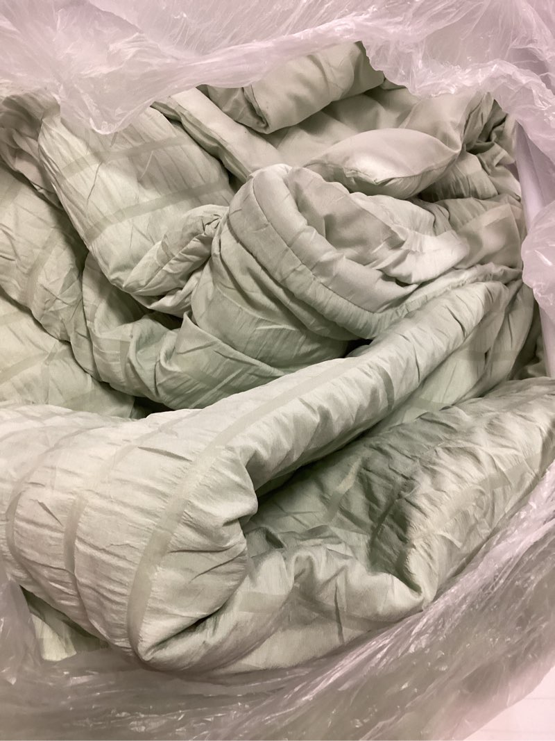 Condition photo showing Good Condition for HYMOKEGE Light Green King Size Comforter Set Seersucker 7 Pieces, All Season Luxury Bed in a Bag for Bedroom, Bedding Set with Comforters, Sheets, Pillowcases & Shams King(104"x 90") Light Green